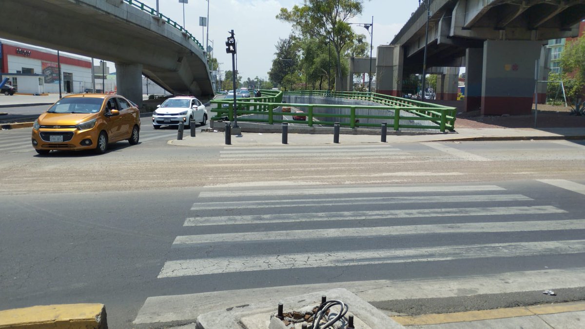 alertabikerof's tweet photo. @SOBSECDMX tierra con piedras en carriles centrales de Zaragoza a la altura de viaducto río de la piedad dirección puebla ayúdanos a evitar accidentes https://t.co/uXI4Td9cvB