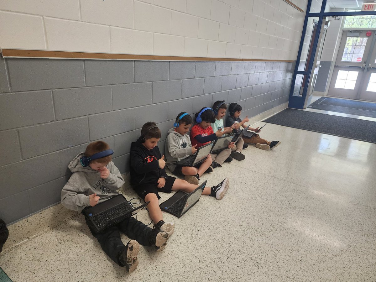 merkramer18's tweet photo. Kindergarten ss at South Street School @esm_csd wanted to see what it was like to go on a @Google meet with their class. They didn't experience what school was like during COVID. 
@jm_jackson_esm 
@cpolney 
@DrJChristie9 https://t.co/PFG1FAIKD9