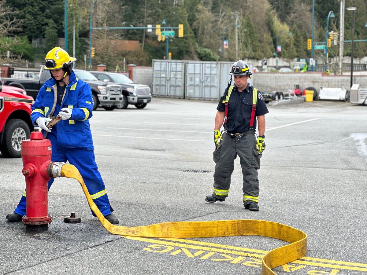 PortMoodyFR's tweet photo. 🧑‍🚒Junior Firefighter Morning Update 🧑‍🚒

🚒Hose Evolutions and Hydrant Training --- hands on experience is the key to learning in the Fire Service! 

Teamwork is effective &amp; efficient!  

#JuniorFirefighterProgram https://t.co/w72aRZpc8N