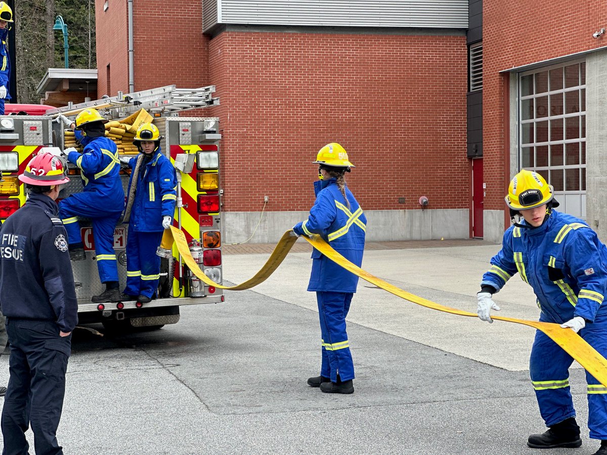 PortMoodyFR's tweet photo. 🧑‍🚒Junior Firefighter Morning Update 🧑‍🚒

🚒Hose Evolutions and Hydrant Training --- hands on experience is the key to learning in the Fire Service! 

Teamwork is effective &amp; efficient!  

#JuniorFirefighterProgram https://t.co/w72aRZpc8N