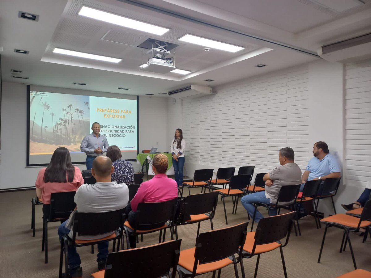 Monicalarenasd's tweet photo. #AEstaHora | En conjunto con @camaratulua capacitamos 18 #MiPymes de los municipios de #Tuluá y #Bolivar sobre oportunidades de exportación y las herramientas que tiene el @MincomercioCo a través de  @PROCOLOMBIACO para la internacionalización de sus empresas 

@JulianaVillegas https://t.co/e1dwZNG2Px