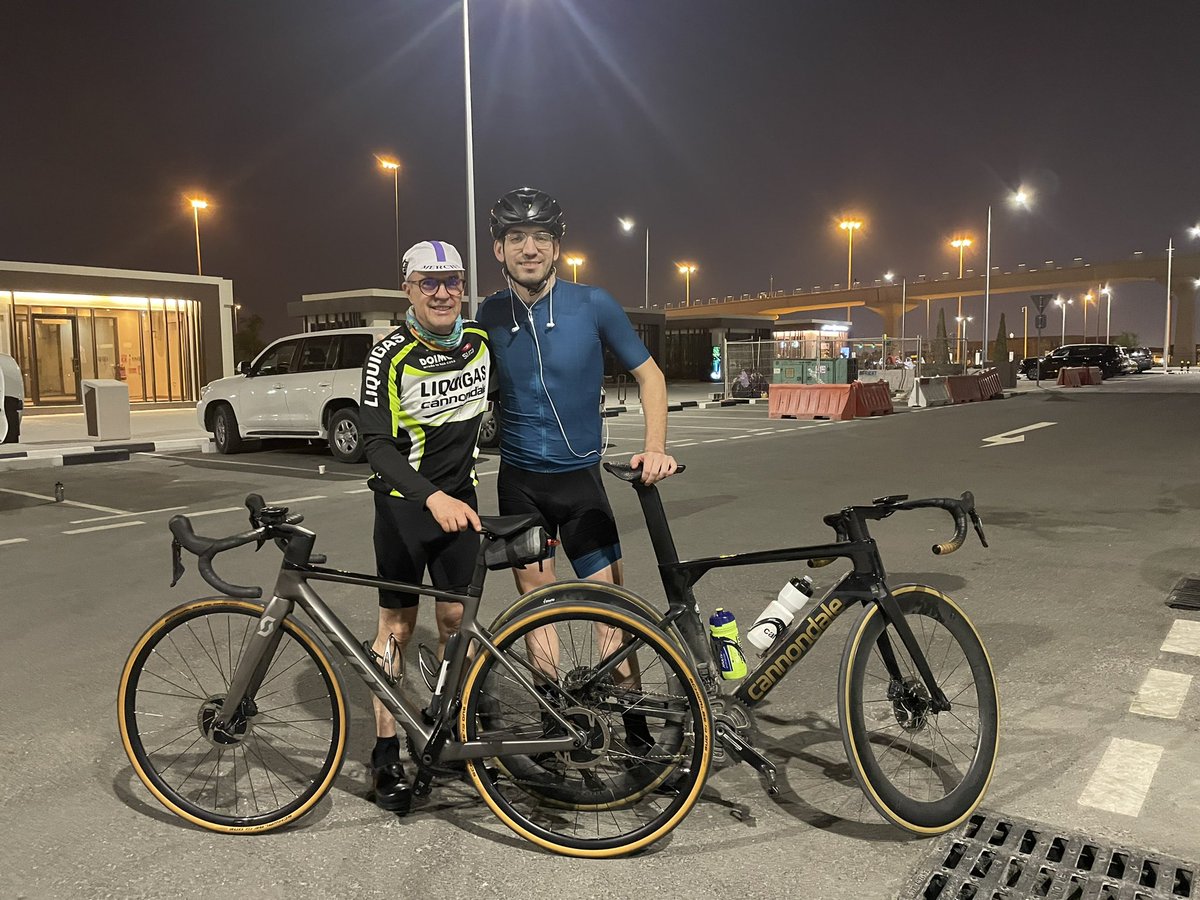 ¡Me encontré a Diego! Radica en #Doha, es miembro de la
#ComunidadMX y es un gran ciclista. Como atleta 🚴‍♂️tiene un impresionante palmarés. ¡Pedal y fibra de noche porque de día el sol ☀️ y el calor 🥵 pegan durísimo en Qatar!! #OrgulloMX #TalentoMX 🇲🇽🤝🇶🇦