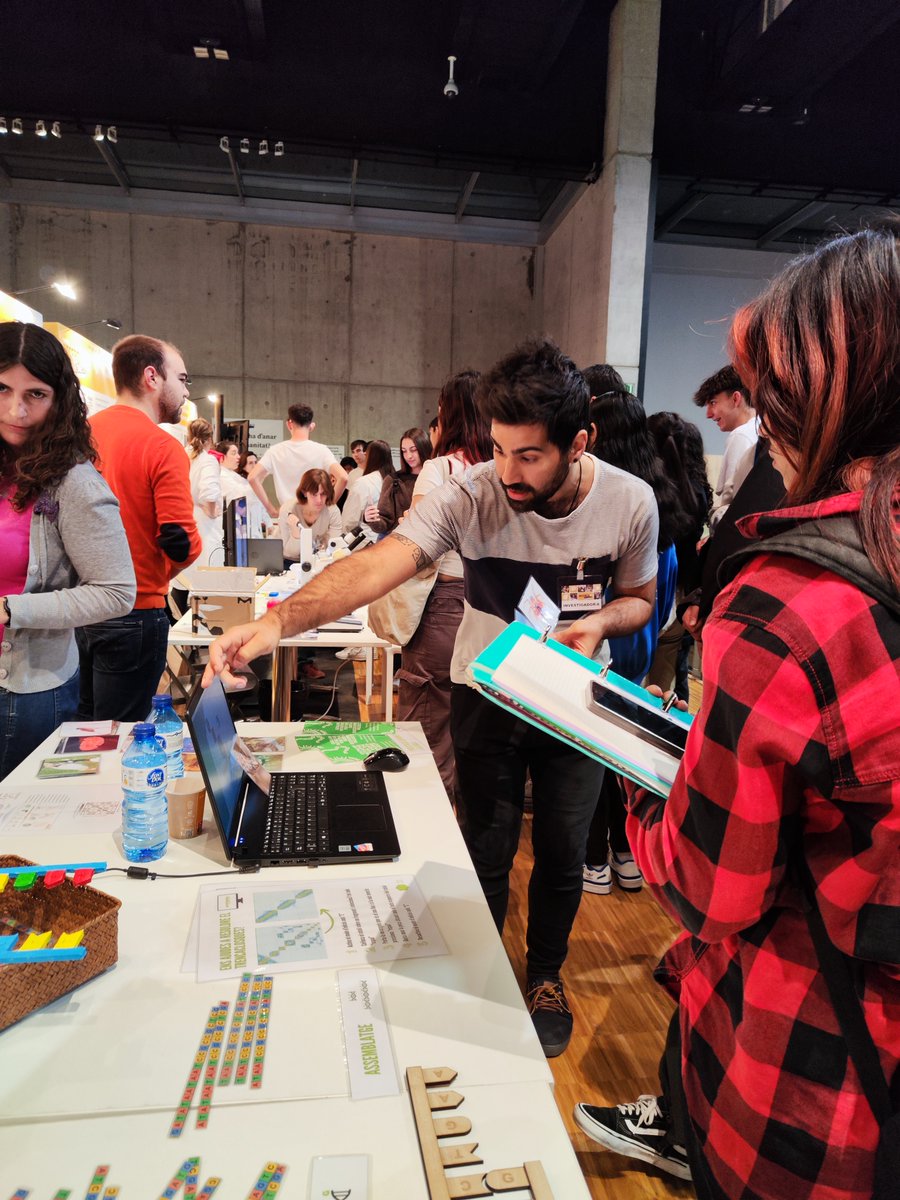 CatBiogenoma's tweet photo. 😊Molt contentes de veure l'interès que mostreu en passar pel nostre taller. Moltes gràcies!😍
Demà teniu una nova oportunitat de descobrir el #Biogenoma 🧬de la mà de les nostres investigadores del @cnag_eu, @GeneticsUB, @IRBioUB i @IBB_botanic🌿🕷️🐟
#RecercaenDirecte https://t.co/z9DWe6exvw