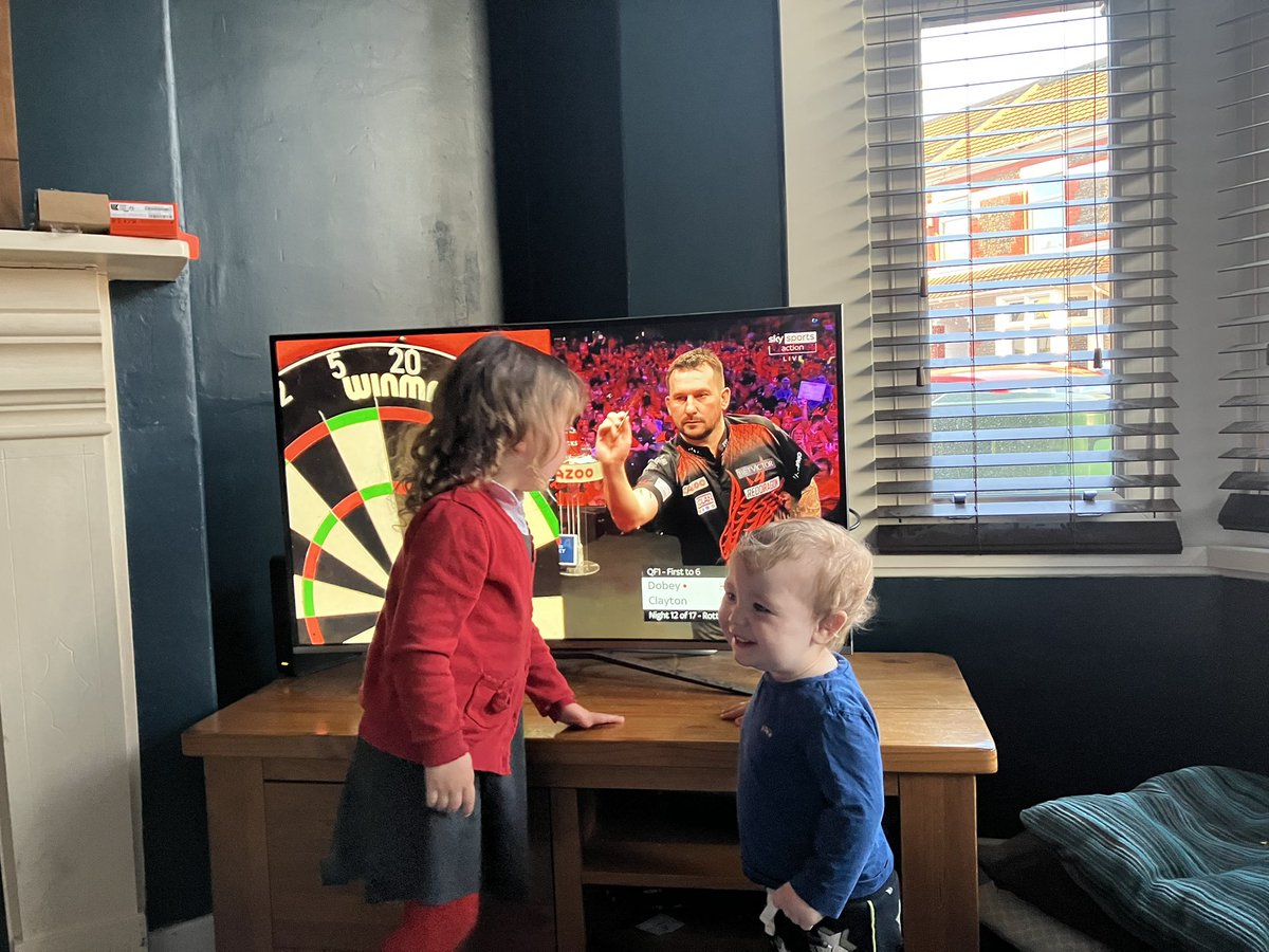 Jessicaacaa's tweet image. Clayton’s biggest fans 
#standupifyoulovethedarts #jonnyclayton #180