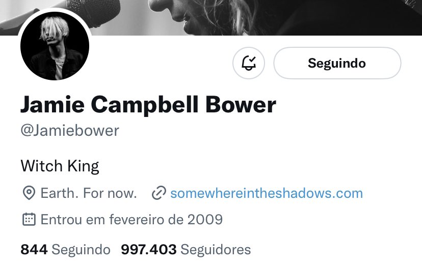 jcbrdaily's tweet image. APENAS UM HOMEM COMUM: O perfil oficial do Jamie no Twitter perdeu o selo de verificação oficial.