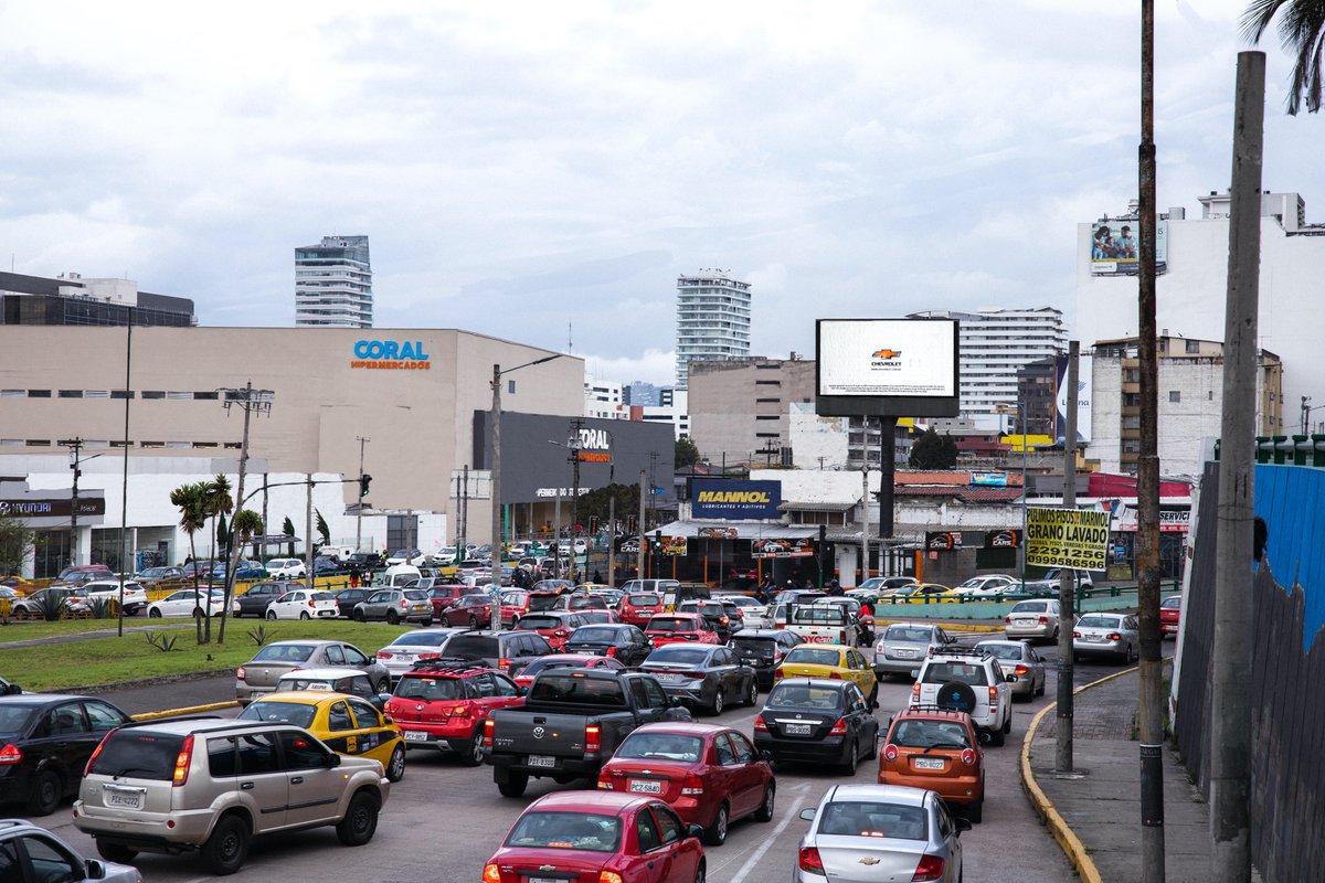 Induvallas's tweet photo. ¿Sabías que un quiteño promedio pasa hasta 70 HORAS anuales en el tráfico?🤯

Estos datos son buenas noticias para los anunciantes OOH. Ya que queda claro que los consumidores se encuentran en las calles, experimentando su vida en el mundo físico y real.🚙🏃🏻 https://t.co/oXyNJi7Cb3