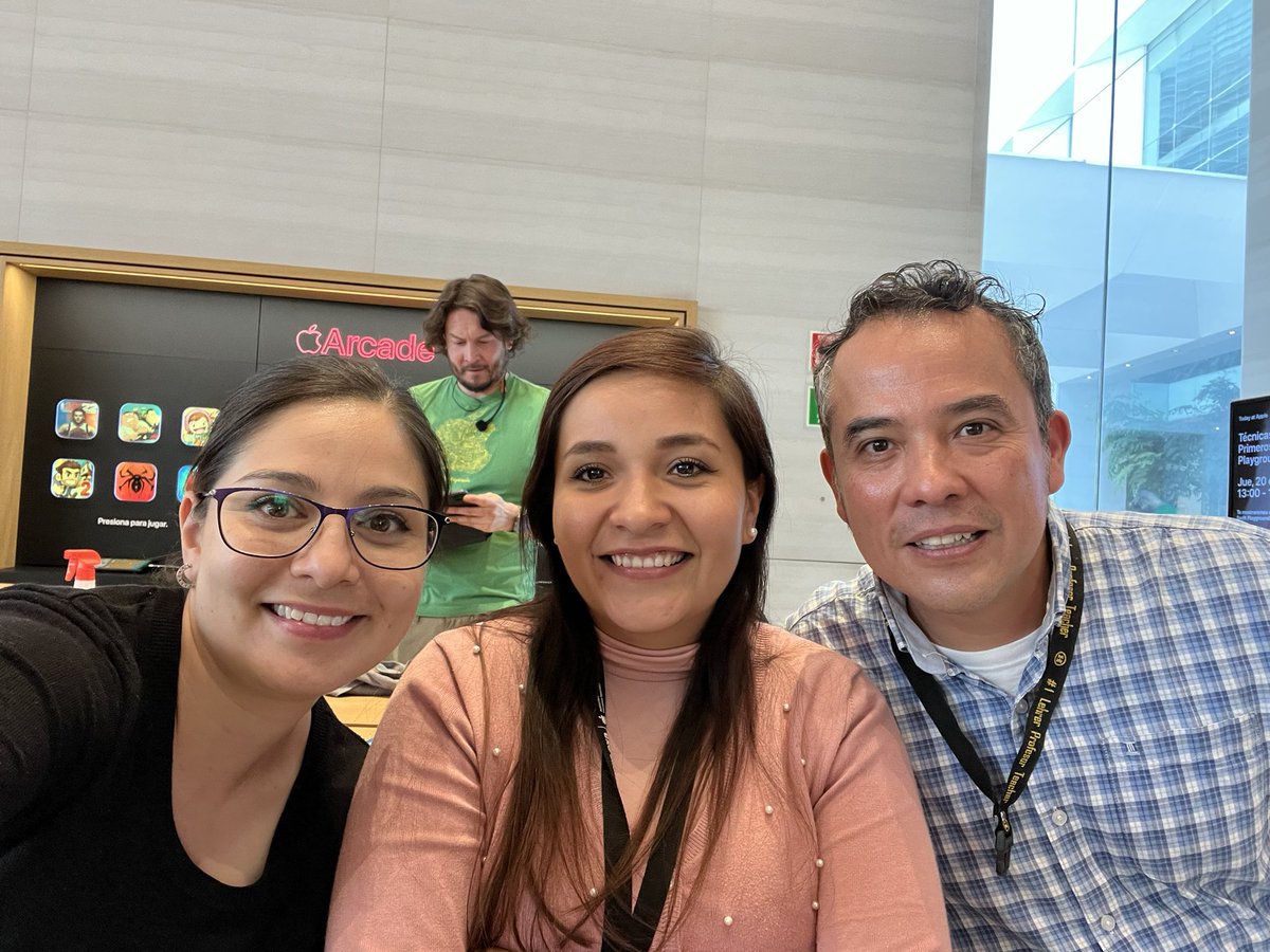 Dulce María Cuevas ADE tweet media
