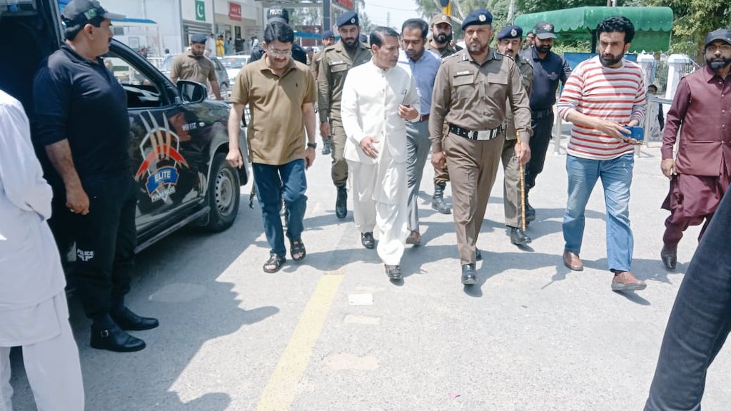 NaveedPSP's tweet photo. Visited DHQ Bhakkar to ensure proper treatment and facilitation to victims of RTA at Jhang Bhakkar Road. https://t.co/Ifu2UuFbF6