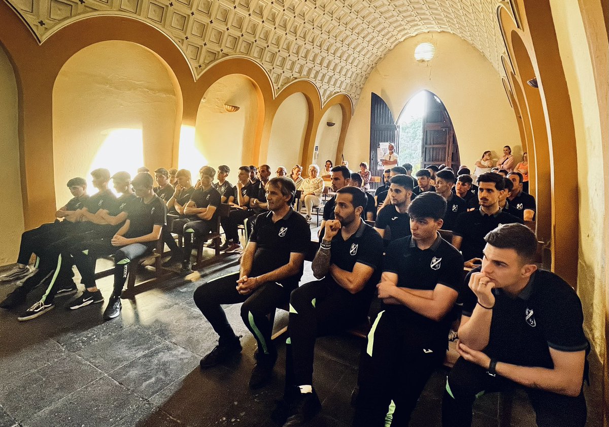 moralejacp's tweet photo. En la tarde de hoy el 1ºEquipo y Juvenil del CpMoraleja Cahersa, han visitado a nuestra Patrona la Virgen de la Vega, para mostrarle toda nuestra devoción y que nuestra Madre de Moraleja nos ayude y proteja en los partidos de esta fase de ascenso!😌🙏🏼😌 

#VivaLaVirgenDeLaVega https://t.co/XVgfad4NIC