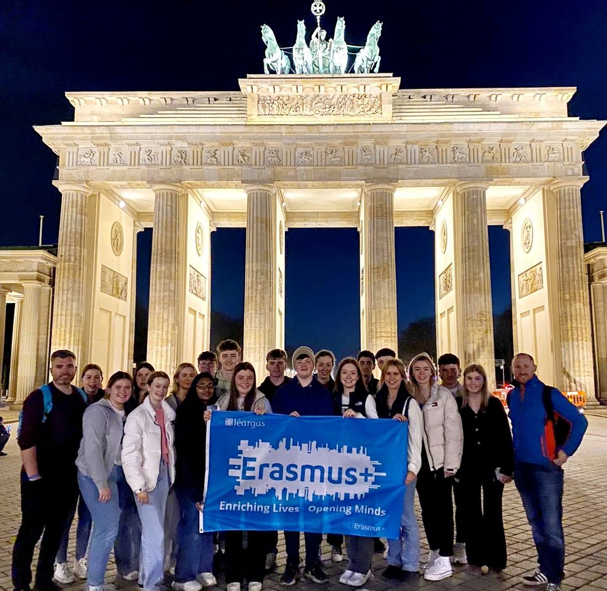 GerLyons6's tweet photo. @EUErasmusPlus Day 4 - a brief stop en route to #Berlin at the Marieborn Checkpoint Memorial to Divided Germany.This was followed by a walk through Berlin, a visit to 🇩🇪Parliament buildings at the Bundestag with stunning views before finishing our evening at the Brandenburg Gate! https://t.co/0cfZSEjEmi