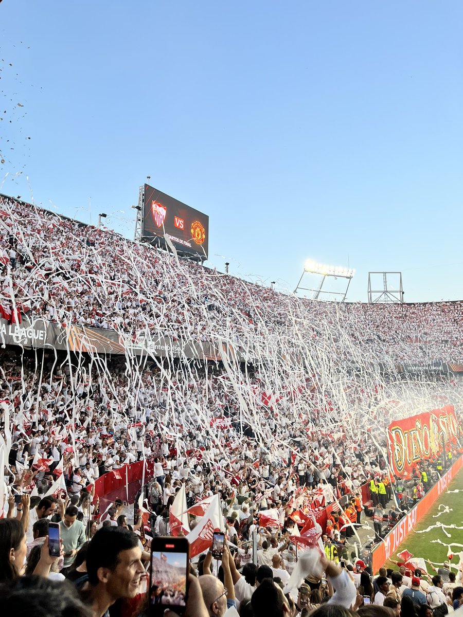 MariaMV19's tweet photo. Lo que yo he vivido hoy, para mi se queda.
Que alegria, que afición, que partidazo.
Pasará lo que tenga que pasar, pero el día de hoy ha sido una pasada.
Gracias @SevillaFC te amo. Gracias a ti también @PauDaisy https://t.co/LCmefT7SDj