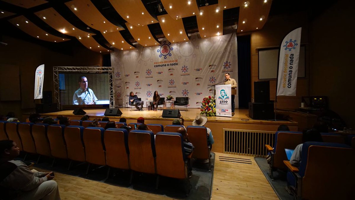 mincomunas_ve's tweet photo. «Occidente se puso pa la cosa decolonial.
Siempre tenemos que estar dispuestos a aprender y a desaprender».

Reflexión del ministro @jaarreaza, en la 2.ª jornada pedagógica de la Escuela Decolonial Comuna o Nada, hecha en Barquisimeto.

#PensarComunal https://t.co/WthBXNON53