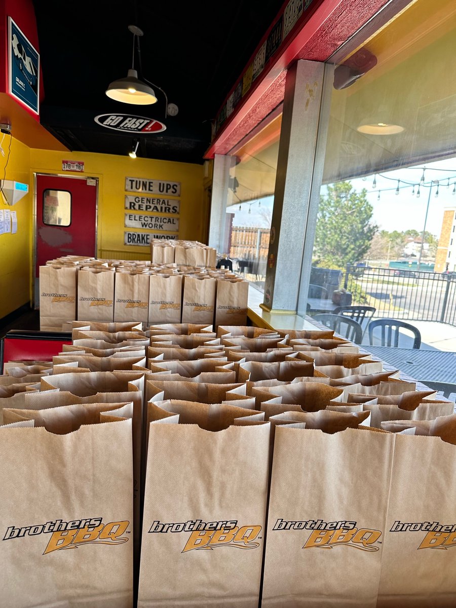 DenSports1043's tweet photo. HUGE THANK YOU to @BrothersbbqCO , who donated 150 meals to Denver Rescue Mission on April 18th. 
The Denver Rescue Mission is on track to provide one million meals to people in need this year! https://t.co/nzUa856jON