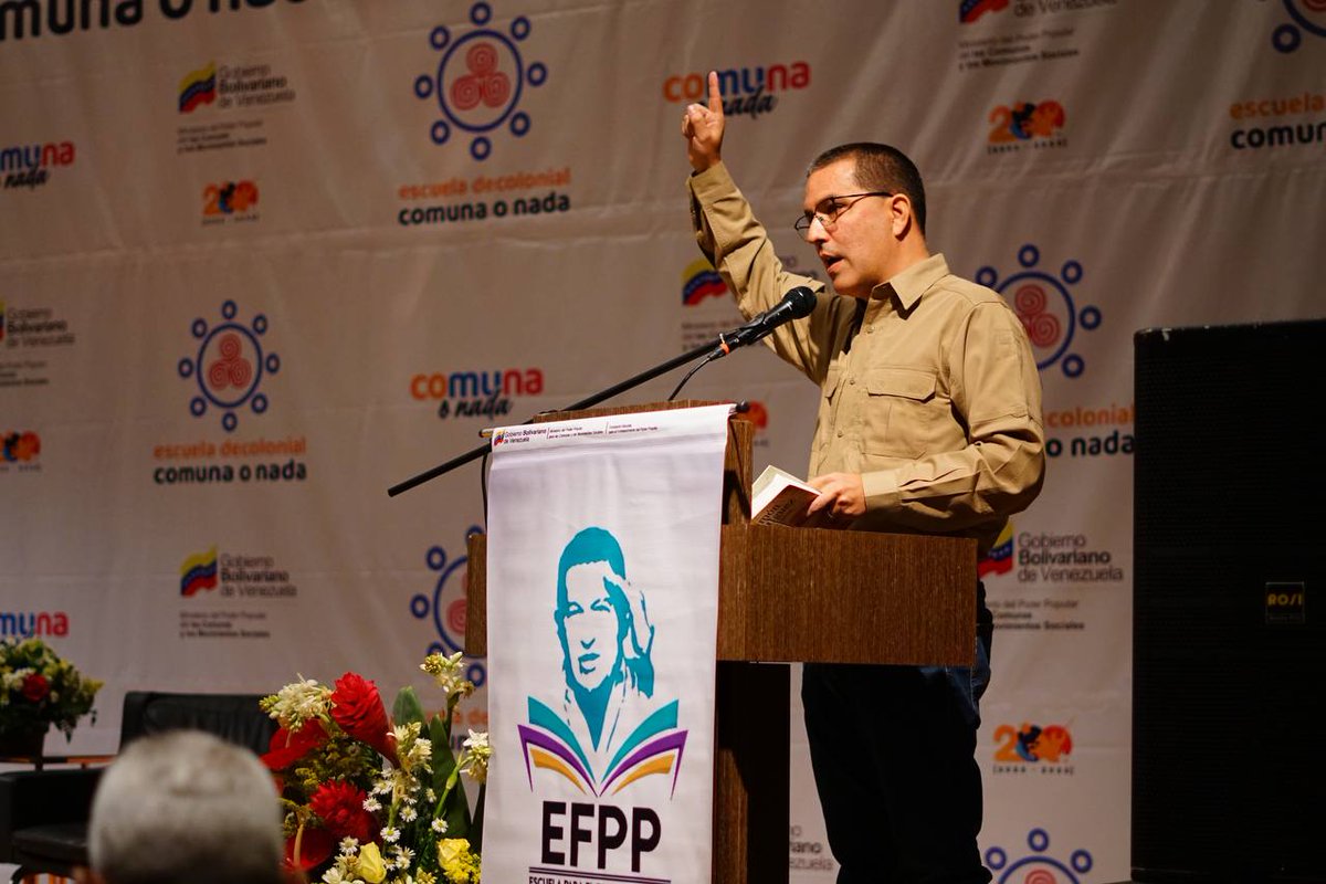 mincomunas_ve's tweet photo. «La construcción de nuestras comunas es para toda nuestra América —enfatiza @jaarreaza , y cita a Bolívar, en el relato de Simón Rodríguez—:
"No es en Europa que vamos a encontrar la fórmula del nuevo mundo, sino en América"»

#PensarComunal https://t.co/jXoC6TqndH