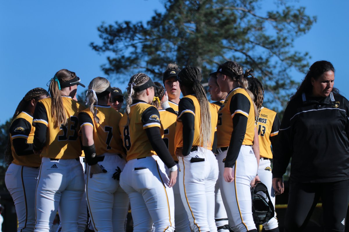 USMGoldenEagles's tweet photo. 3⃣ at the Softball Complex this weekend 🥎

🆚 Coastal Carolina
📅 Friday  (5 PM)
📅 Saturday (2 PM)
📅 Sunday (12 PM)
🎟️ https://t.co/h8TxQBMNIb

@SouthernMissSB | #SMTTT https://t.co/csaNY7XrQD