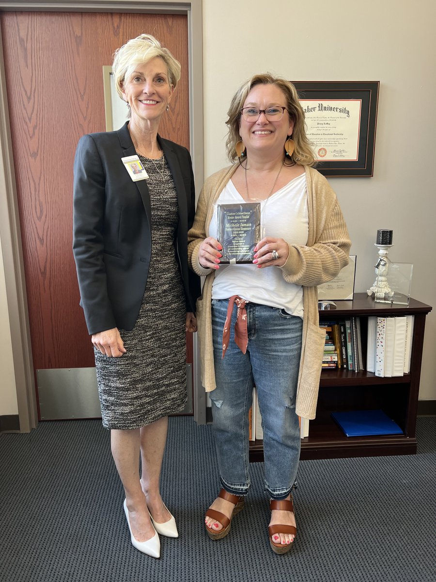 GrandviewCSD4's tweet image. Congratulations to GC-4 Mentor Finalist Butcher-Greene’s Michele Isaman.  Michele received a surprise visit from  Assistant Superintendent Dr. Prissy LeMay and Butcher-Greene Principal Kelly Nash who shared the news.  #EmpowerPassion