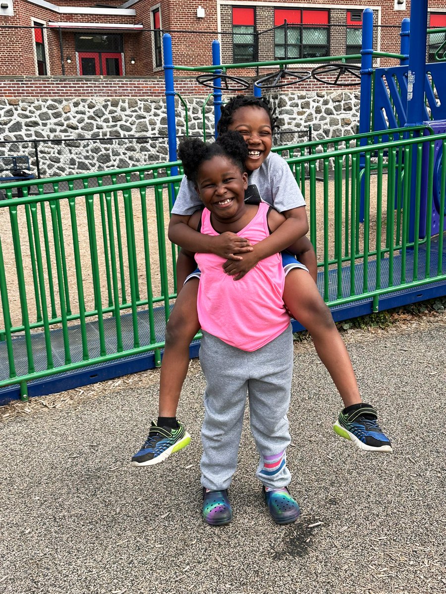 SNerwinski's tweet photo. These friends are LOVING the spring weather! @johnsonschoolde #JESWildcats 💐☀️ https://t.co/Od8UemqvSm