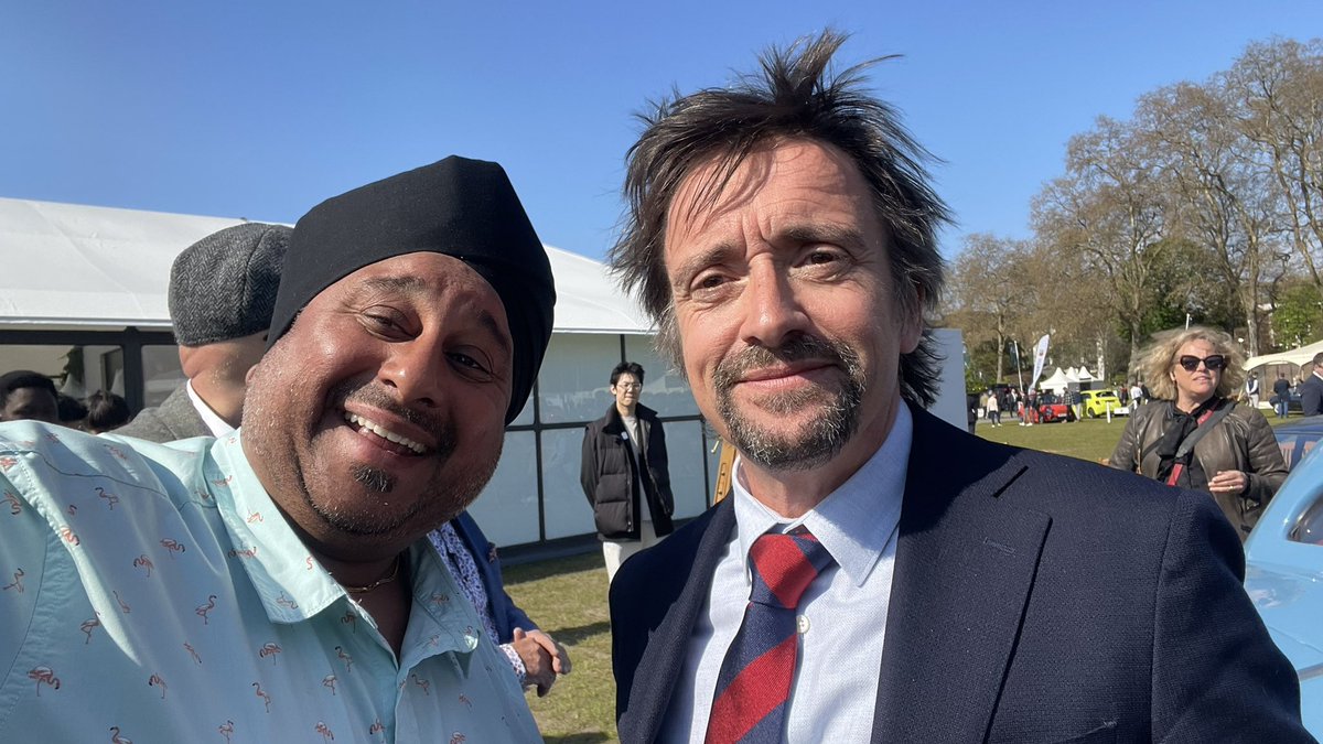 S3_ERA's tweet photo. 100% top fella @RichardHammond great see you and thank you for the #selfie amongst all the super cars at @SalonPriveUK 
#SalonPriveUK #chelsea cruising… with @niki_seera https://t.co/VSX5ZYa0uL