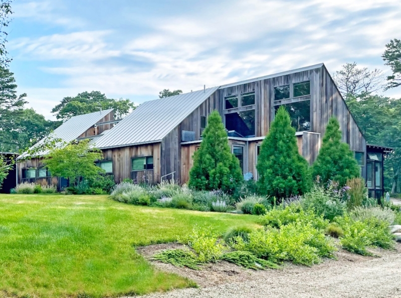 VnyrdOpenHouse's tweet photo. Newly Updated home in Mink Meadows w/ Pool &amp; Pool House - https://t.co/GuHtHYGhby See this home featured in this week's newsletter: https://t.co/foTYCDIlWw https://t.co/jQ1xo9EwjT
