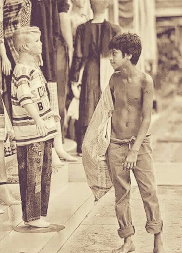 - قَاموا بِتغطِيتك ،وجَعلوني عَارياً ؛فَما عُدت أدرى مَن الجمادُ فِيناَ !💔