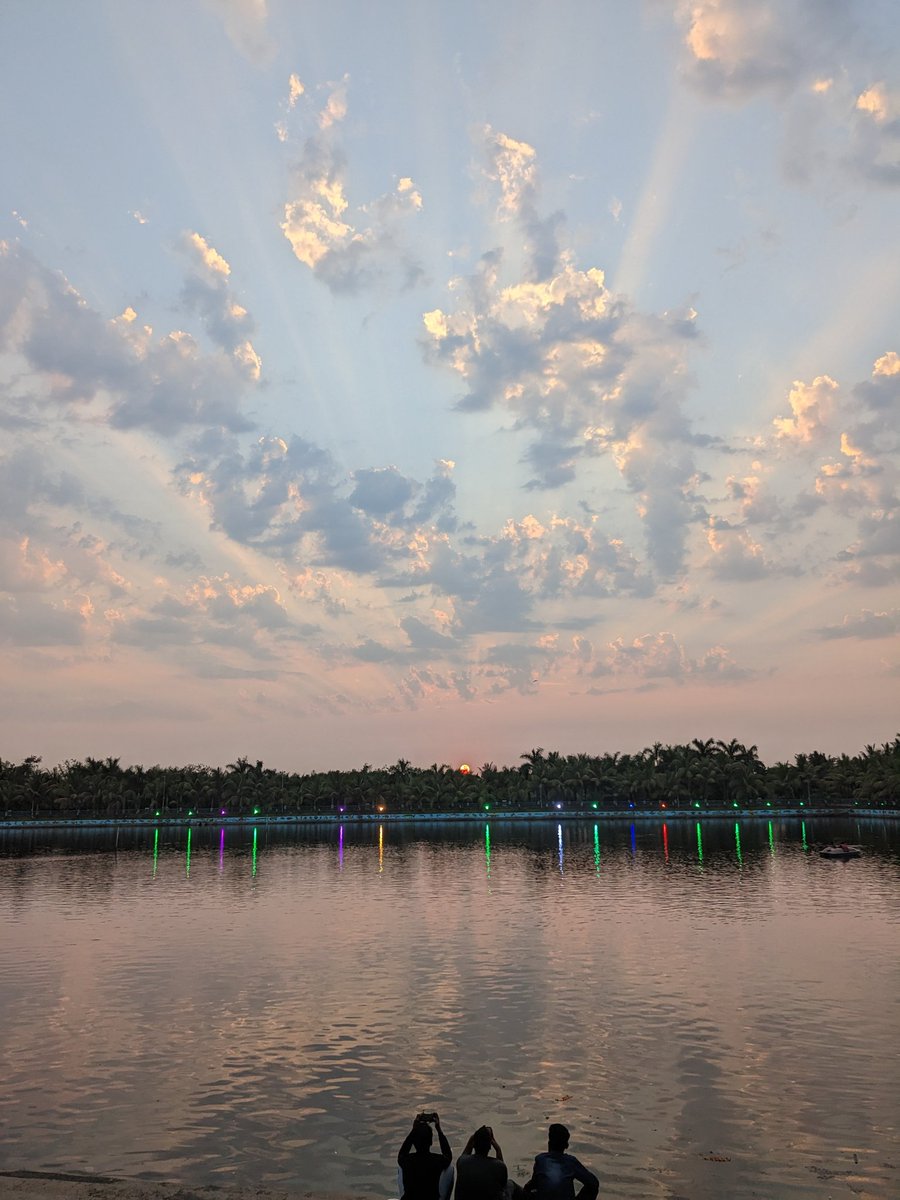 What a #beautifulevening !! Clicked this #cinematicphoto while the #eveningwalk 😍 #skyispink #beautifulsky #sunsets #sunsetphotography #theskyispink #evening #NaturePhotography #NatureBeauty #NaturalBeauty #navimumbai #cidco