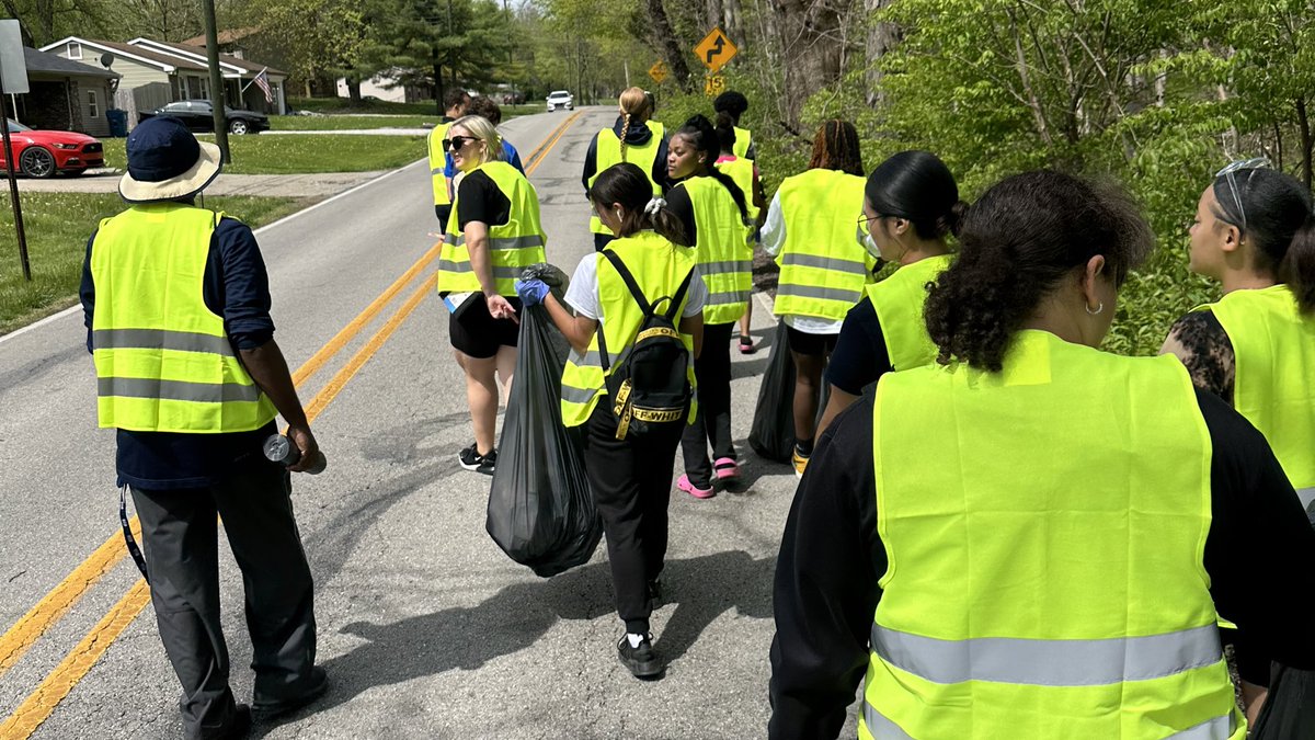 MSDDecatur's tweet image. @DCHS_hawks student volunteers are helping to keep our community beautiful! 
Thank you DCHS SOAR club and Athletics for organizing this community clean up! #DecaturProud #CommunityConnected @DecaturTwpSupt @Steph_Hofer