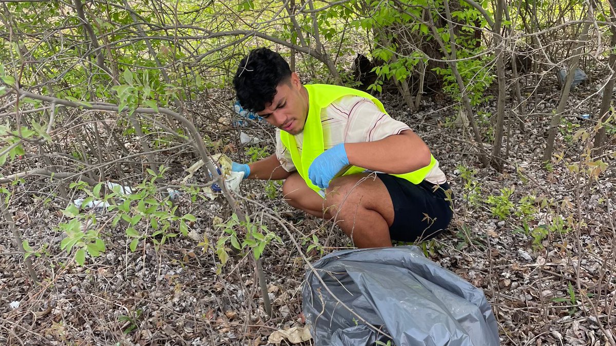 MSDDecatur's tweet image. @DCHS_hawks student volunteers are helping to keep our community beautiful! 
Thank you DCHS SOAR club and Athletics for organizing this community clean up! #DecaturProud #CommunityConnected @DecaturTwpSupt @Steph_Hofer