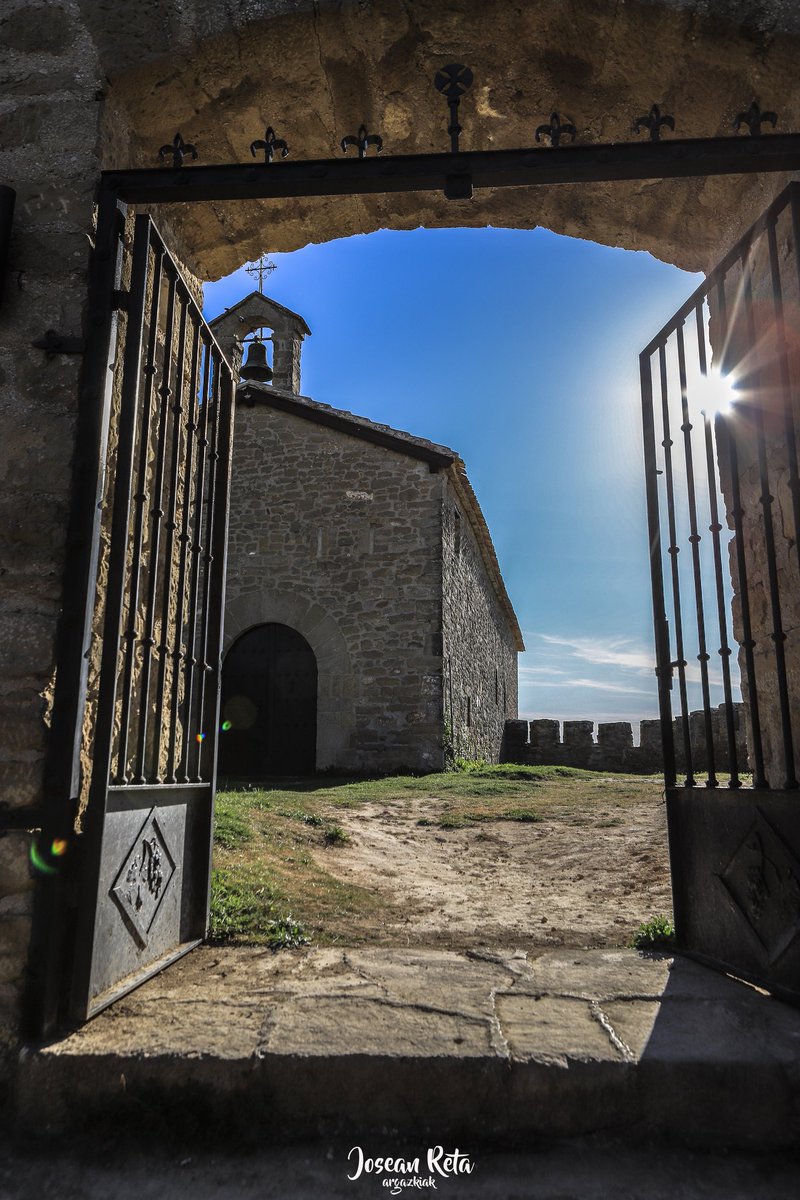 GaresJosean's tweet photo. Hoy en....
#ComparteTuAtardecer....os dejo el de este domingo pasado en #Arnotegi
La ermita en la muga entre Obanos y Gares
Para mi amigo @Oskarzabulon😜
No es el de hoy,pero....creo que merece la pena
Gabon 😘😘 https://t.co/8wSP8iI9Gh