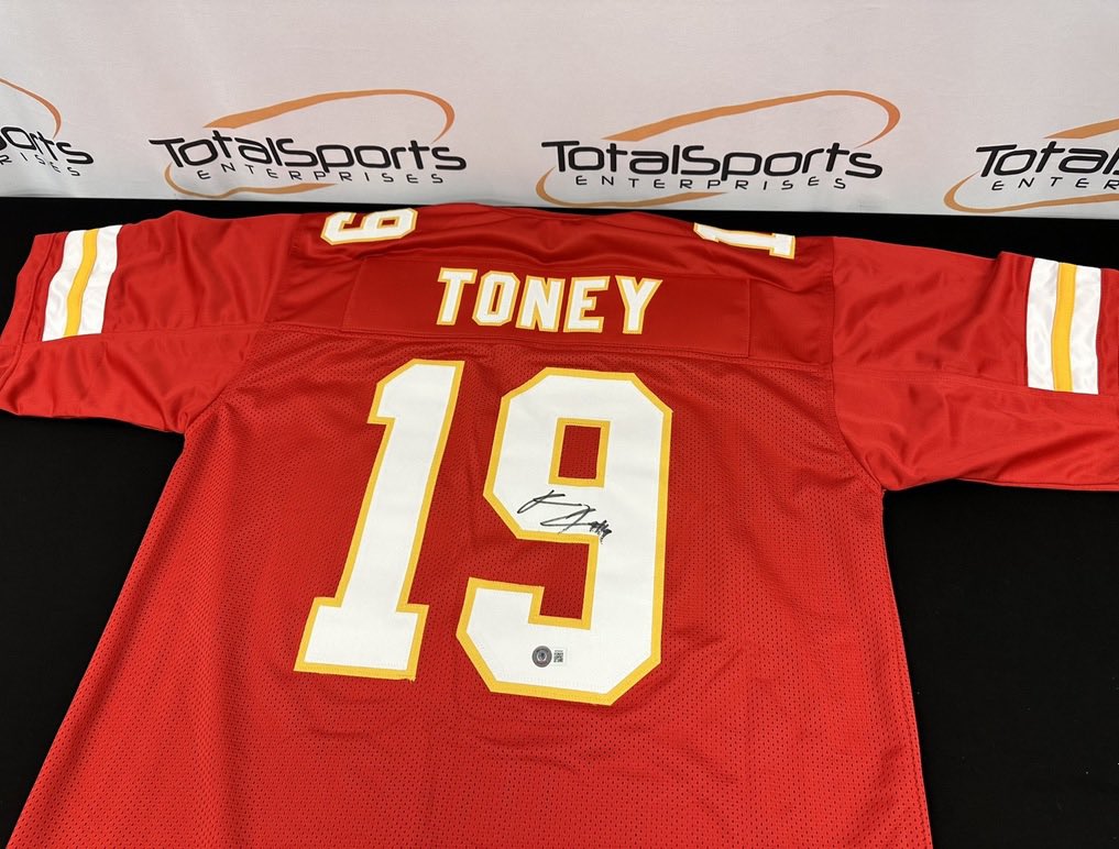 🚨GIVEAWAY🚨 We’re counting down the days until the 2023 #NFLDraft in Kansas City!Let’s do a signed Kadarius Toney(@0fficialC2N) jersey!✍️ All you need to do to enter: 1️⃣RETWEET 2️⃣FOLLOW @ArrowheadLive & @TSEKansasCity ⏳Giveaway ends 4/29 @ 7pm CST⏳ #Chiefs | #ChiefsKingdom