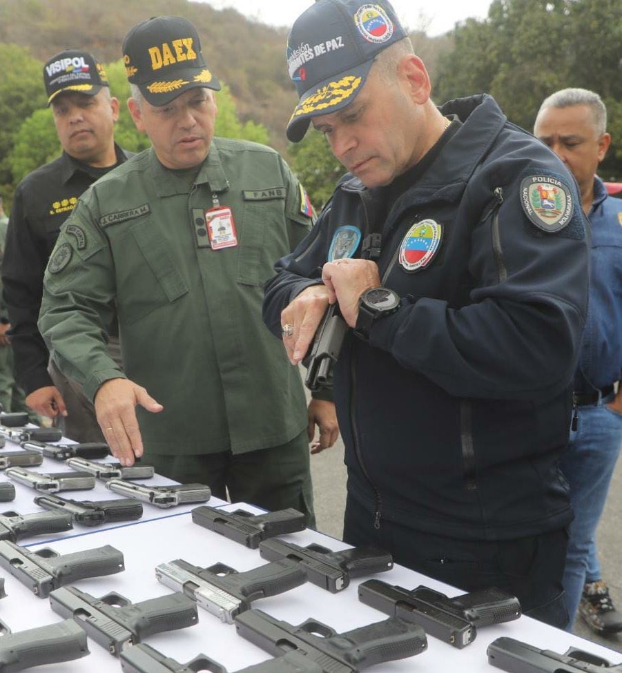 CeballosIchaso1's tweet photo. 🇻🇪 20Abr || Se realizó reasignación de 2 mil 500 armas policiales para el fortalecimiento de los Órganos de Seguridad  Ciudadana del país en el marco de la Gran Misión Cuadrantes de Paz. 

#ManoDeHierro https://t.co/zFLQWs9tPw