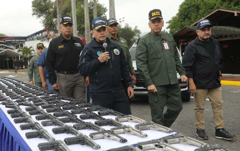 CeballosIchaso1's tweet photo. 🇻🇪 20Abr || Se realizó reasignación de 2 mil 500 armas policiales para el fortalecimiento de los Órganos de Seguridad  Ciudadana del país en el marco de la Gran Misión Cuadrantes de Paz. 

#ManoDeHierro https://t.co/zFLQWs9tPw