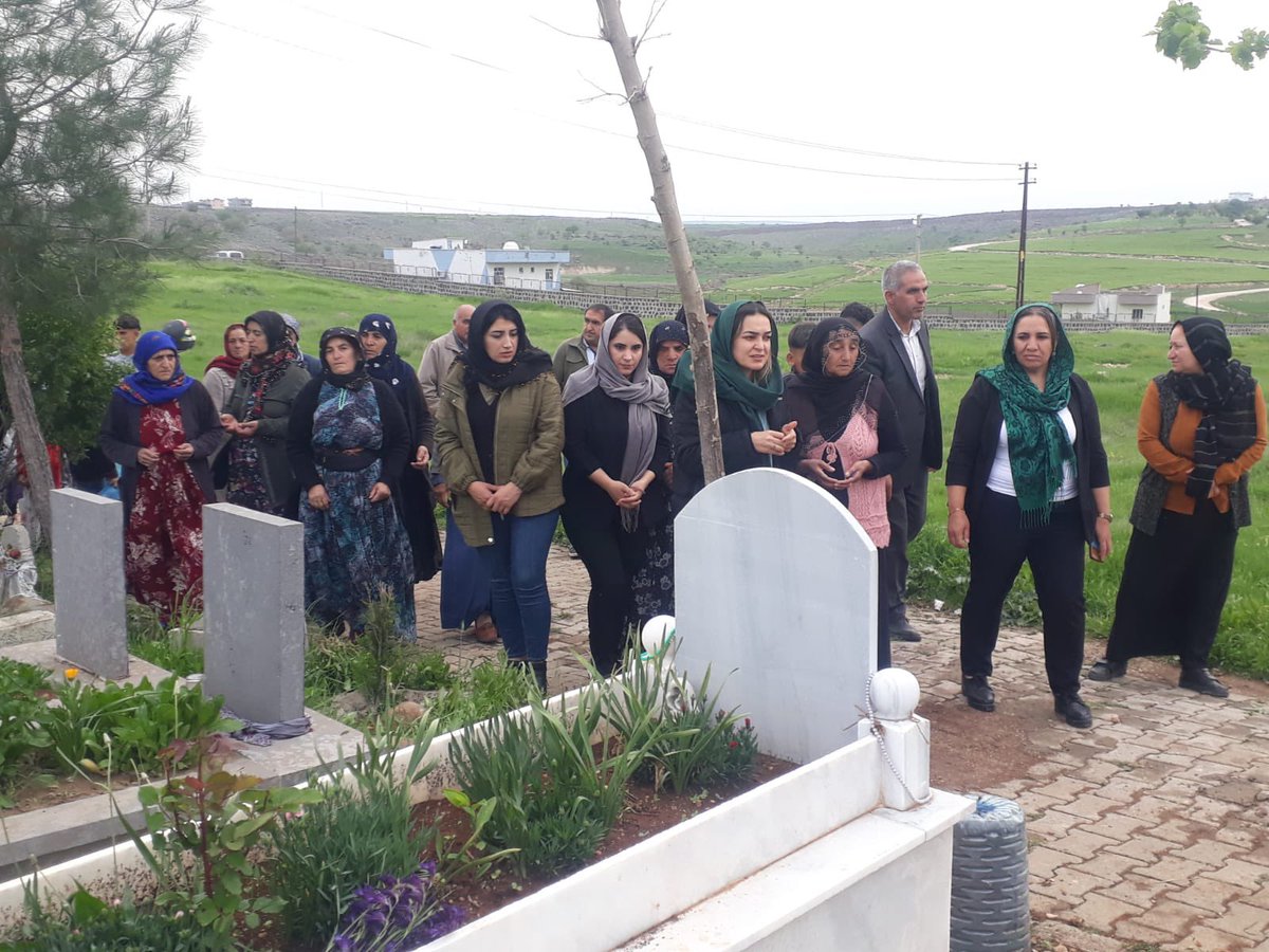 SONGULERDEN73's tweet photo. Îro bi munasebeta cejna Remezanê bi tevlîbûna Namzeta Şirnexê Newroz Uysal û tevahî sazî û rêxistinên Hezexê em çûn serdana goristanên Hezexê. 
Xwedê cihê tevahiya bêxe bûhuş. https://t.co/0qaY9gfPLD