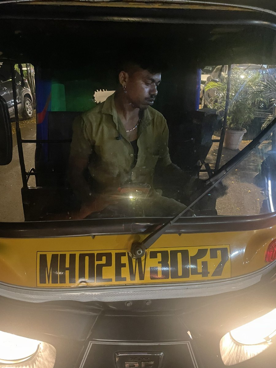 nikitakayal's tweet image. .@MumbaiPolice this auto driver picks up passengers from terminal 2 CSMIA
then upon learning it’s a nearby drop, stops midway and asks me to get off and find another auto! Post 11pm! Is this the safety women are offered in Mumbai?