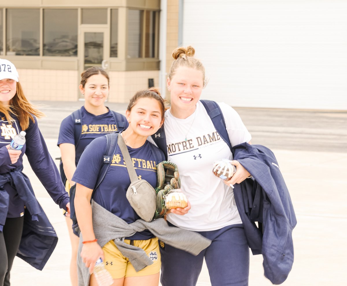 NDsoftball's tweet photo. 🛫 🔜 Boston

#GoIrish☘️ https://t.co/I3Sx0AjNH5
