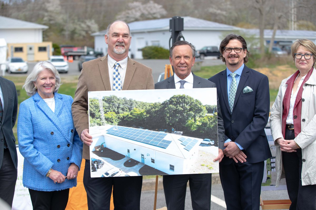 Chief Program Officer Anthony Fiore &amp; @JDriscollEnergy shared <a href="/GovKathyHochul/">Governor Kathy Hochul</a>'s announcement of the successful completion/operation of 1st solar+storage project by a municipality. <a href="/EastHamptonTown/">Town of East Hampton</a> Parks Dept building will achieve 0 carbon elec. gen saving taxpayers $10K annually.