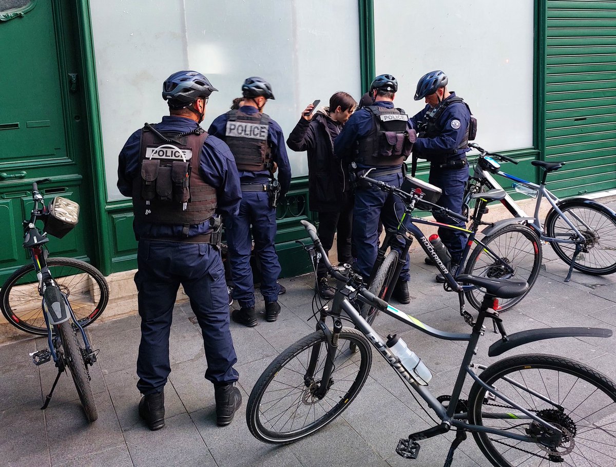 JCGaliacy's tweet photo. A #Bordeaux, cours Victor Hugo, les forces de l'ordre sont en nombre. Une quinzaine de fourgons restent sur place. Des policiers contrôlent de jeunes gens en noir. La tentative de manifestation sauvage a tourné court.  #ReformeDesRetraites @SO_Bordeaux https://t.co/ikcaCIsPaS
