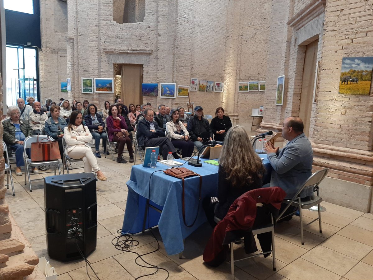 Pau_Lleixa's tweet photo. Ahir vaig tenir l'immens plaer de presentar #Penediments, el darrer llibre de relats d'Andrea Mayo/Flavia Company. Bona recomanació per a aquest #SantJordi23!

#CulturaRàpita23 #LaRàpitaLlegeix #JDPC 

@CultuRapita1 @NavonaEditorial https://t.co/b2g9Cv7u6X