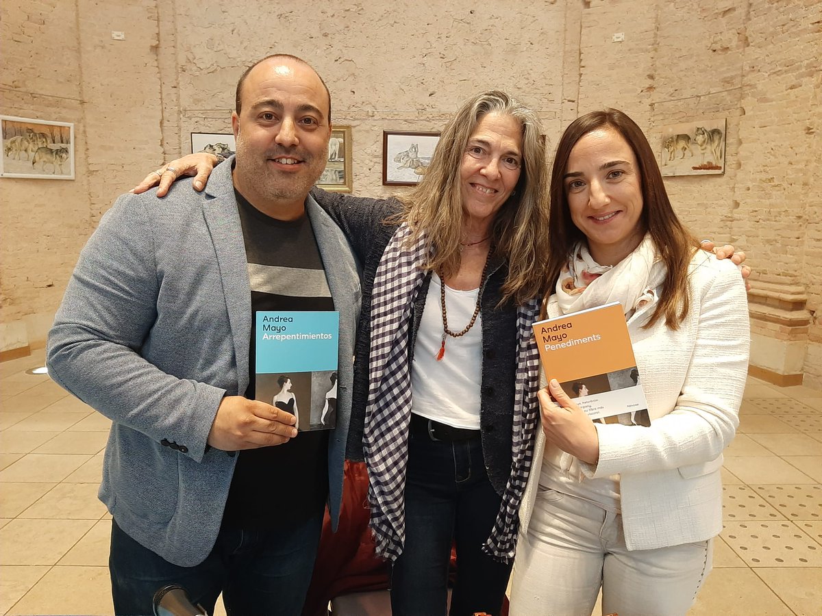 Pau_Lleixa's tweet photo. Ahir vaig tenir l'immens plaer de presentar #Penediments, el darrer llibre de relats d'Andrea Mayo/Flavia Company. Bona recomanació per a aquest #SantJordi23!

#CulturaRàpita23 #LaRàpitaLlegeix #JDPC 

@CultuRapita1 @NavonaEditorial https://t.co/b2g9Cv7u6X