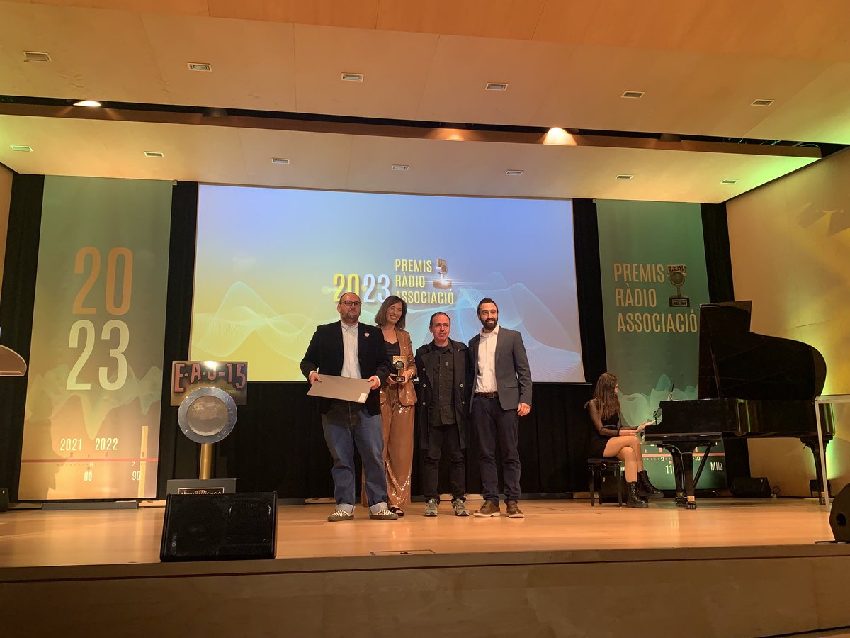 RadioAssociacio's tweet photo. #MillorPROGRAMA @PodriemMillor @apunt_media un “desastre” de magazine que partint de la informació més destacada de la setmana deriva cap a l’entreteniment i humoramb un destacat grup col·laboradors que alimenten el bon ambient del program
Lliura el premi⁦@francesccanosa⁩ https://t.co/bCXaCJf0j5