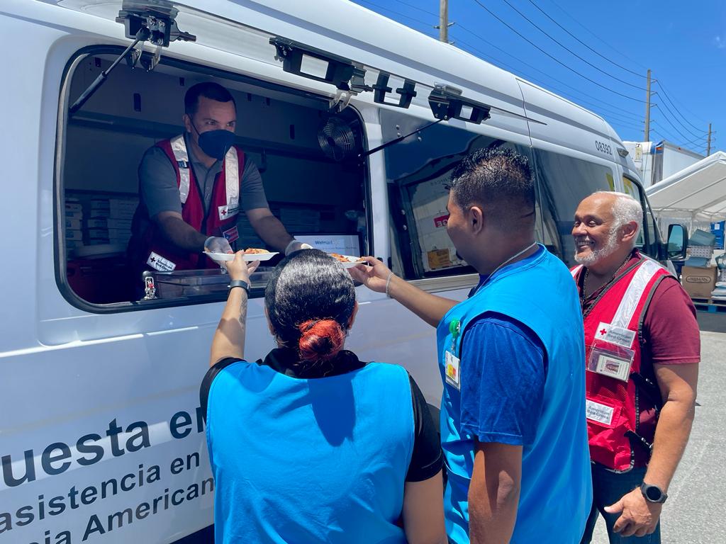 CruzRojaPR's tweet photo. La semana pasada, visitamos el Walmart de Toa Baja para agradecerles su apoyo a la campaña Dona tu Cambio. Esta tienda fue la que más recaudó a beneficio de las familias que asistimos en desastres. ¡Gracias por marcar la diferencia a través del donativo! https://t.co/DotuUgoRoC