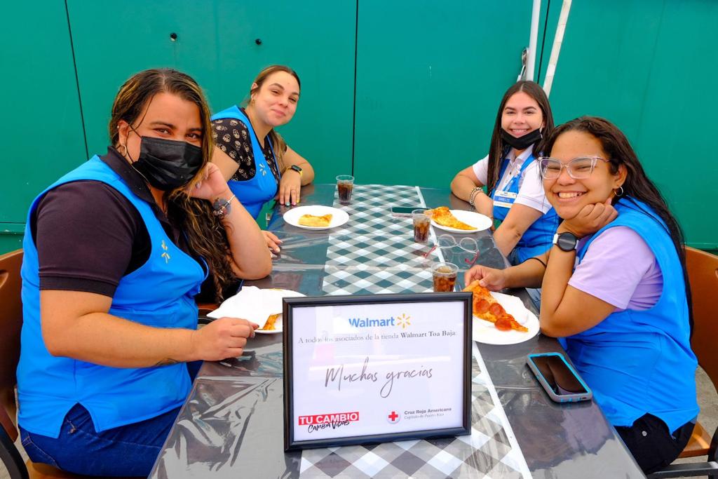 CruzRojaPR's tweet photo. La semana pasada, visitamos el Walmart de Toa Baja para agradecerles su apoyo a la campaña Dona tu Cambio. Esta tienda fue la que más recaudó a beneficio de las familias que asistimos en desastres. ¡Gracias por marcar la diferencia a través del donativo! https://t.co/DotuUgoRoC