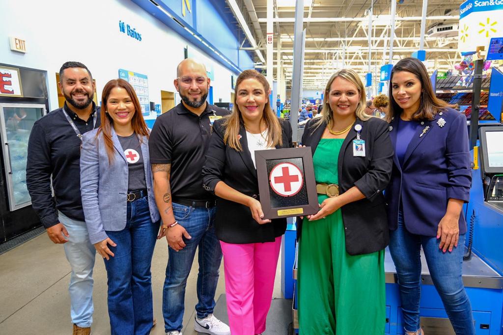 CruzRojaPR's tweet photo. La semana pasada, visitamos el Walmart de Toa Baja para agradecerles su apoyo a la campaña Dona tu Cambio. Esta tienda fue la que más recaudó a beneficio de las familias que asistimos en desastres. ¡Gracias por marcar la diferencia a través del donativo! https://t.co/DotuUgoRoC