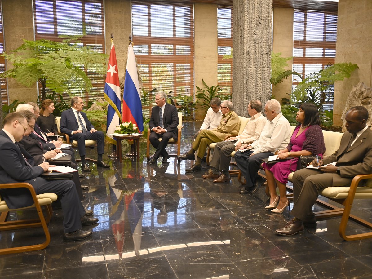 🤝| El General de Ejército, Raúl Castro Ruz, y el Presidente @DiazCanelB recibieron al ministro de Asuntos Exteriores de la Federación de Rusia, Serguei V. Lavrov, quien realiza una visita a nuestro país. 🇨🇺 🇷🇺

#RusiaCuba