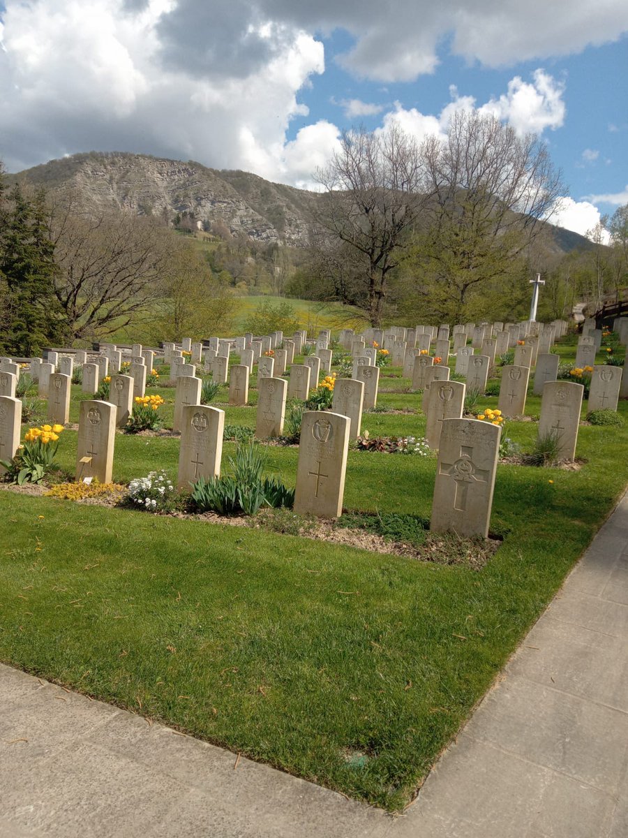 Nord_albert's tweet photo. Border alignment and tulips in full bloom at Santerno valley war cemetery @CWGC https://t.co/2WrT98y6El