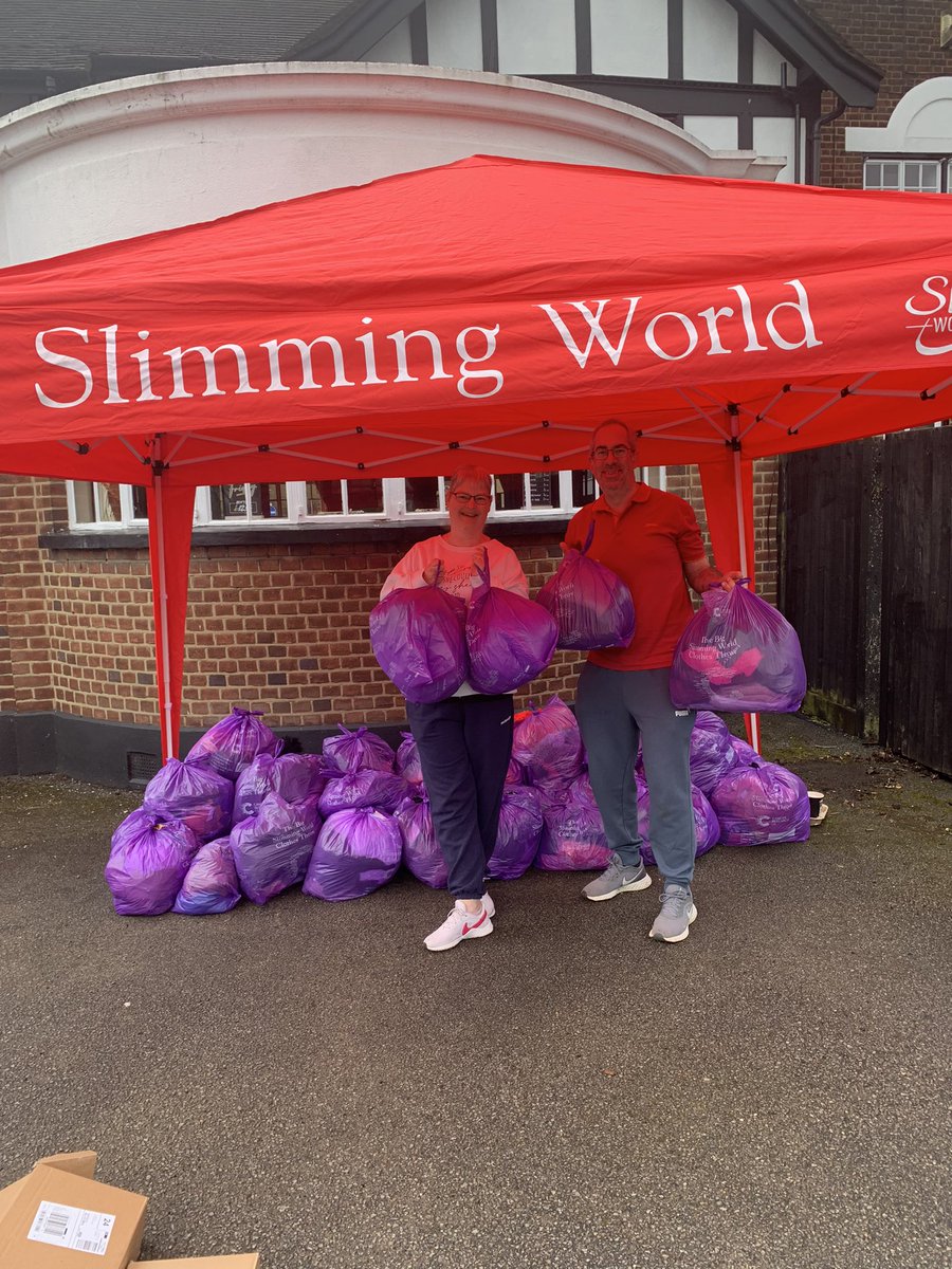 louise82_j's tweet photo. The buzz in our community is huge still after this event :) liz and Colin have lost 5 stone between them !! Loving their @SlimmingWorld journey and loved being part of our hatfield #SWclothesthrow ❤️❤️ xx ask your consultant for your local event :) xx @CR_UK https://t.co/zpRaaWIwNH