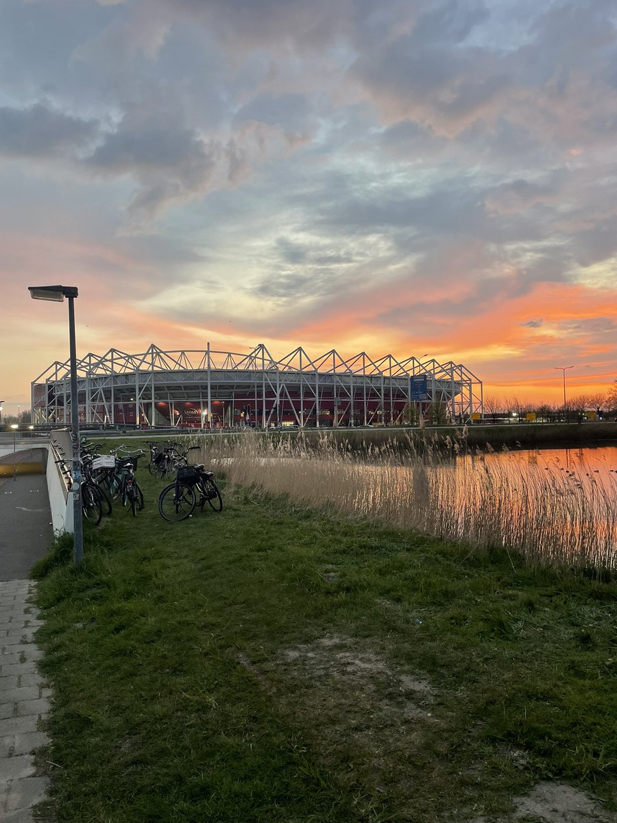 RalfCrutzen's tweet image. Wonen in Maastricht biedt eigenlijk alleen maar voordelen, maar het is helaas niet heel ‘je laatste trein nog kunnen halen bij verlenging’-proof 😢😢😢 #azand