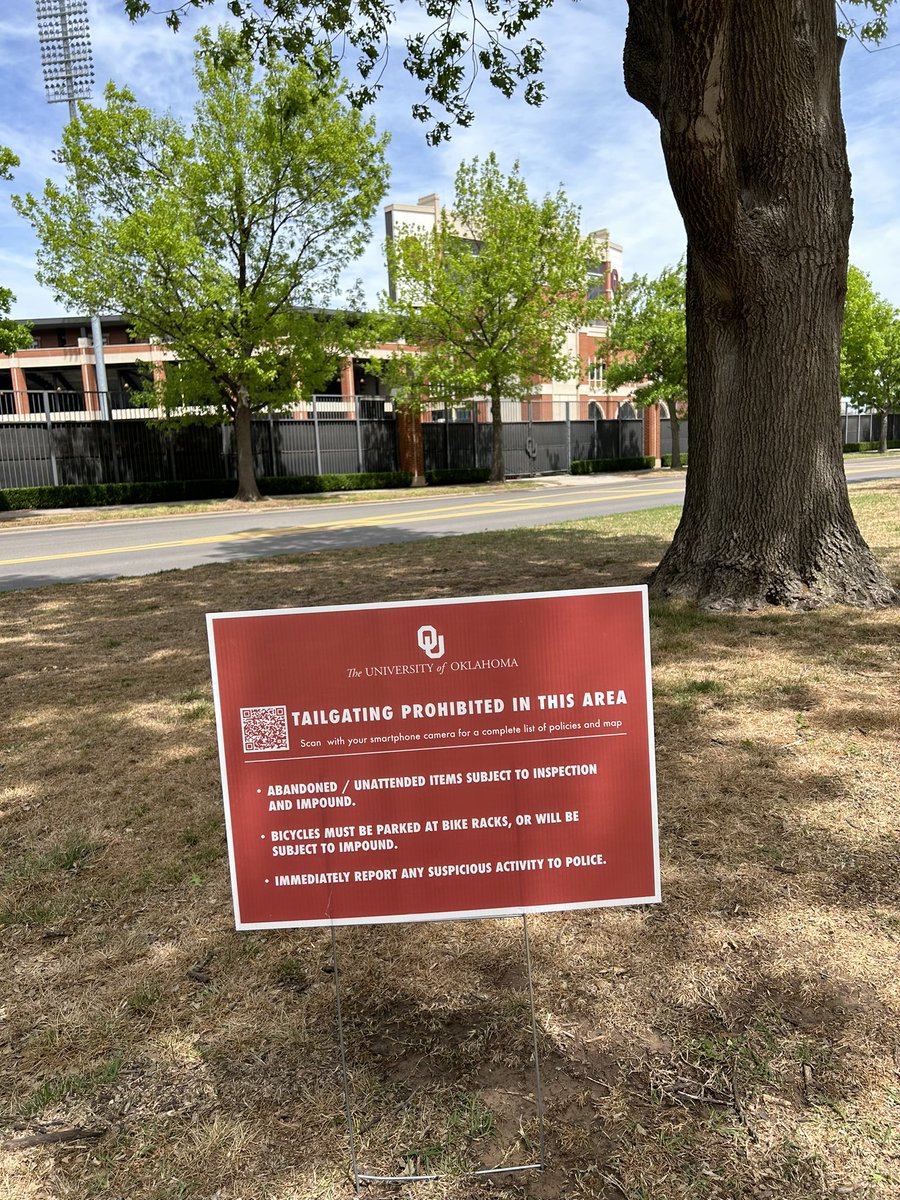 Eddie_Rado's tweet photo. Make Lindsey Street Great Again https://t.co/iN0e1rOmEr https://t.co/v8KjA3cI3z