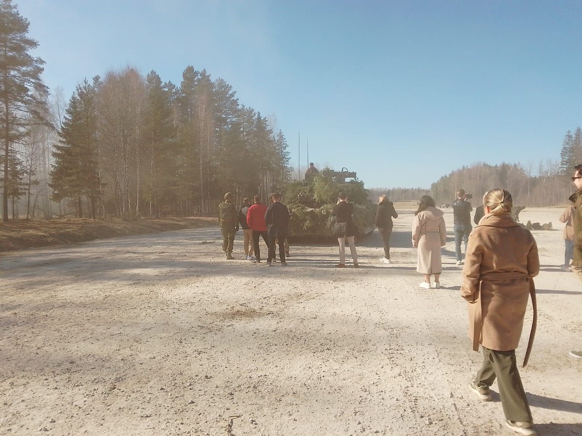 IHEDN's tweet photo. (...) but also to meet with the 🇬🇧and the 🇫🇷 contingents in Tapa which are part of NATO's enhanced Forward Presence #eFP Battlegroup Estonia. 
#eFP #StrongerTogether #StrategicSolidarity
#SERA34 #SERAEstonia https://t.co/v3eGJzW6Qz