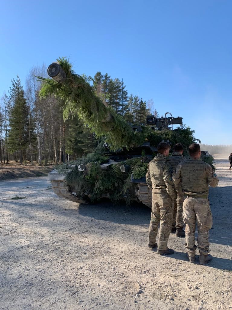 IHEDN's tweet photo. (...) but also to meet with the 🇬🇧and the 🇫🇷 contingents in Tapa which are part of NATO's enhanced Forward Presence #eFP Battlegroup Estonia. 
#eFP #StrongerTogether #StrategicSolidarity
#SERA34 #SERAEstonia https://t.co/v3eGJzW6Qz