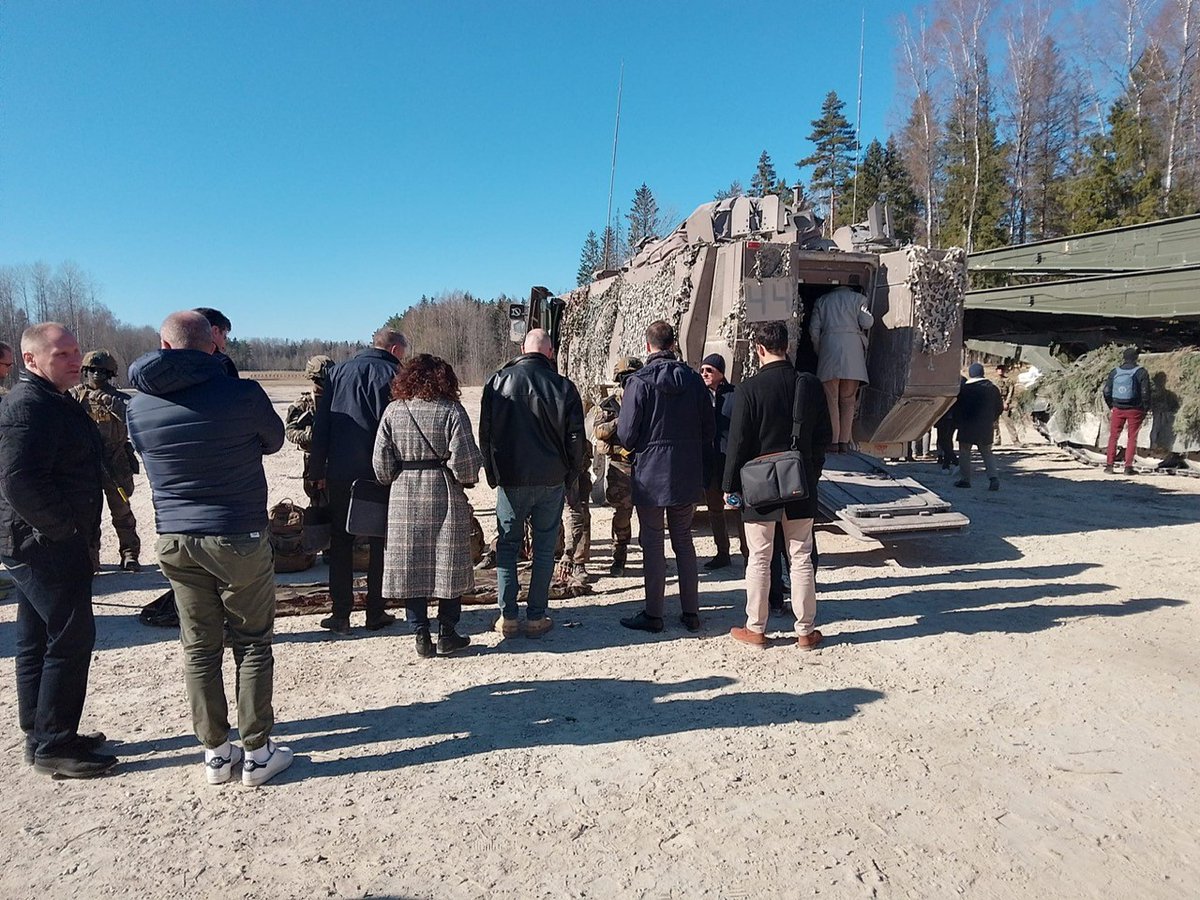 IHEDN's tweet photo. (...) but also to meet with the 🇬🇧and the 🇫🇷 contingents in Tapa which are part of NATO's enhanced Forward Presence #eFP Battlegroup Estonia. 
#eFP #StrongerTogether #StrategicSolidarity
#SERA34 #SERAEstonia https://t.co/v3eGJzW6Qz